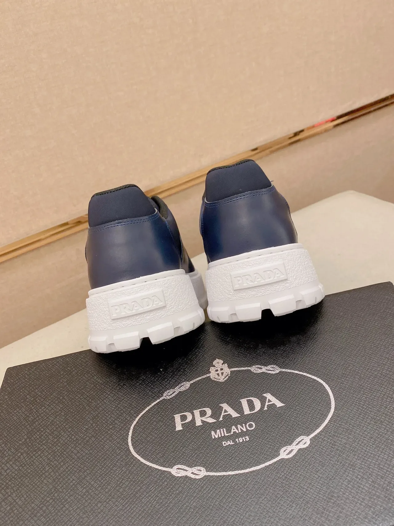 Prada Cloudbust 海军蓝白色拼接皮革鞋面金色调三角徽标厚底运动鞋 3