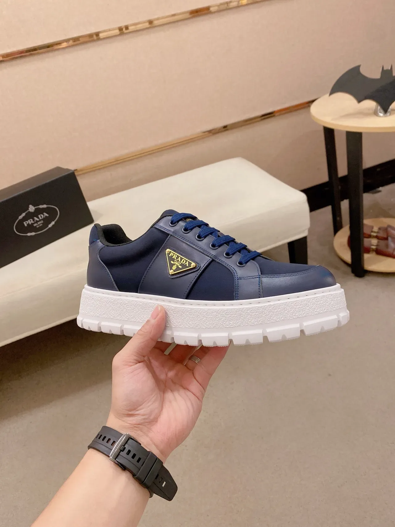 Prada Cloudbust 海军蓝白色拼接皮革鞋面金色调三角徽标厚底运动鞋 4
