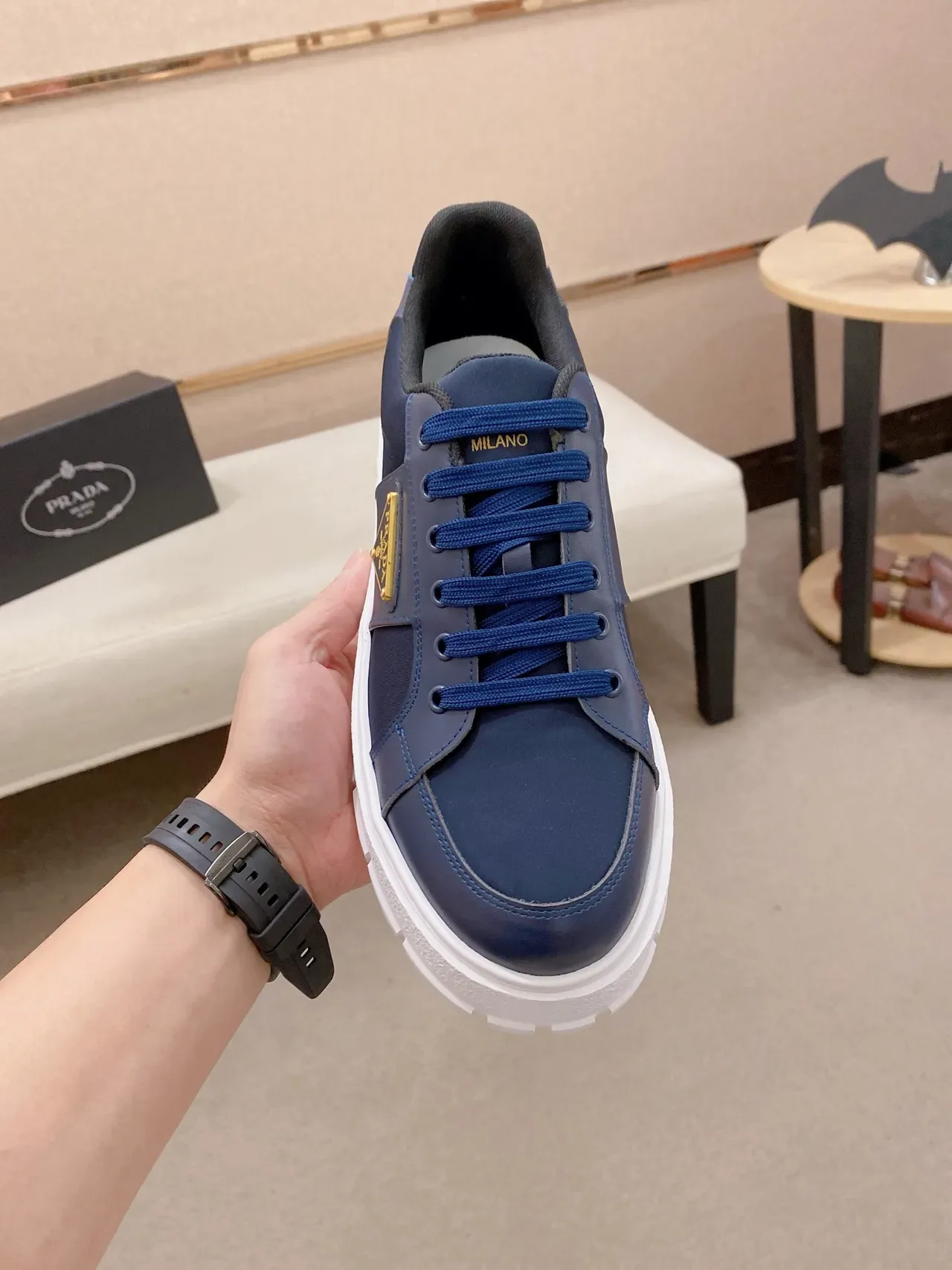 Prada Cloudbust 海军蓝白色拼接皮革鞋面金色调三角徽标厚底运动鞋 5