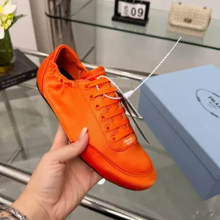 Prada Cloudbust नारंगी सफेद सैटिन फिनिश ऊपरी एलास्टिक कॉलर लाइफस्टाइल स्नीकर्स
