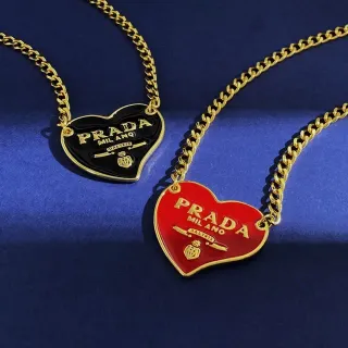 Prada हार्ट पेंडेंट नेकलेस काला और लाल एनामेल गोल्ड टोन चेन