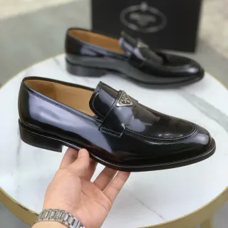 Prada Loafer Negro Beige Cuero Patent Brillante Placa Logo Metal Loafer