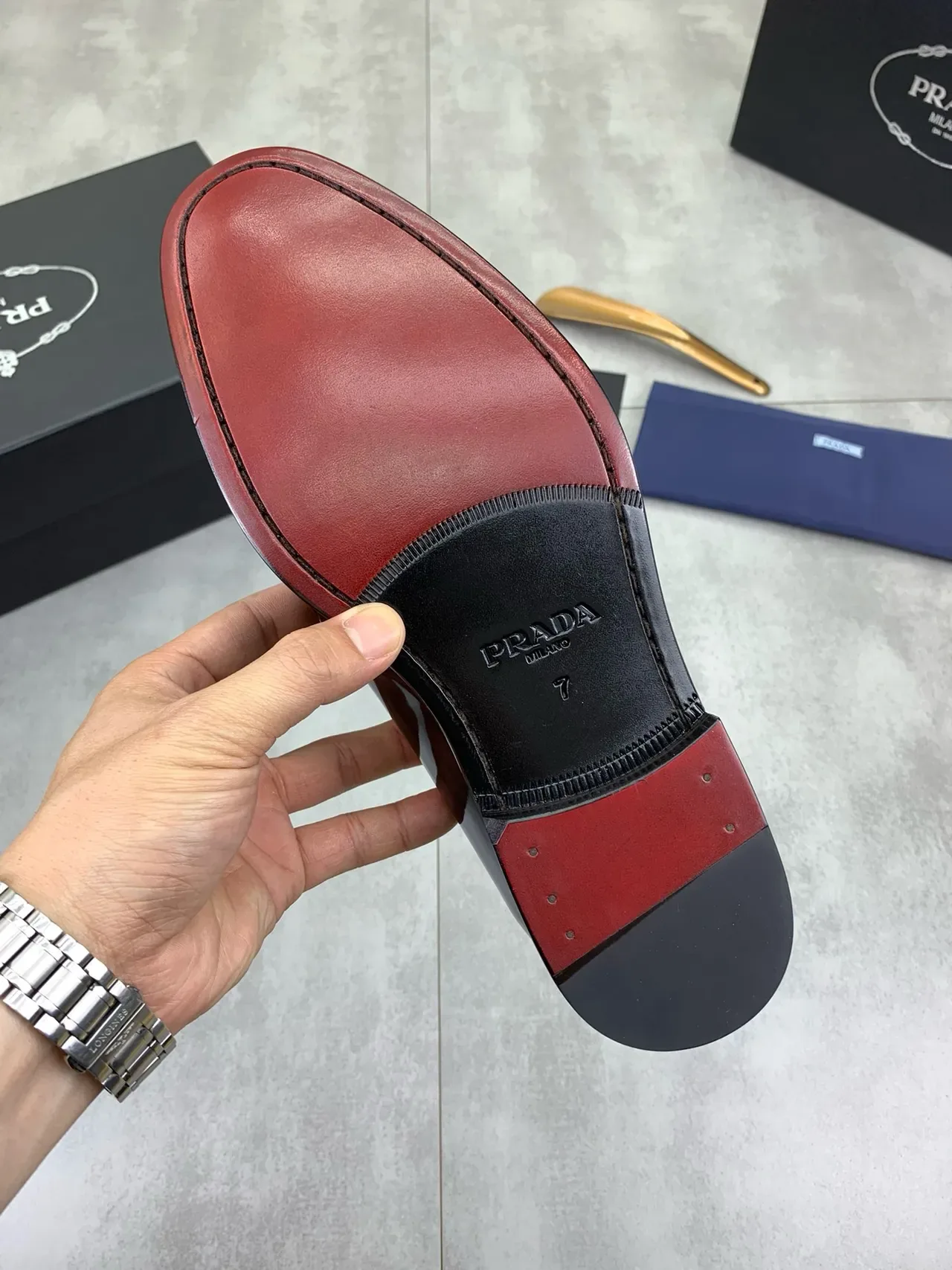 Prada Loafer Preto Bege Couro Verniz Brilhante Placa Logo Metal Loafer 3