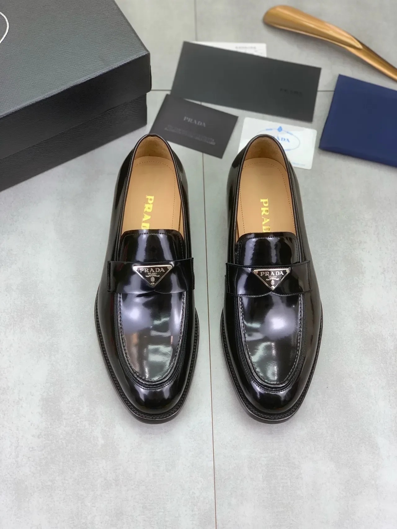 Prada Loafer Preto Bege Couro Verniz Brilhante Placa Logo Metal Loafer 4