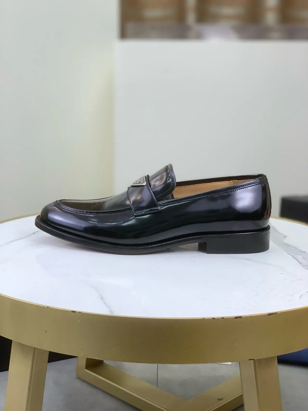 Prada Loafer Preto Bege Couro Verniz Brilhante Placa Logo Metal Loafer 5