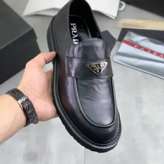 Prada Loafer Negro de Cuero con Placa Triangular de Metal