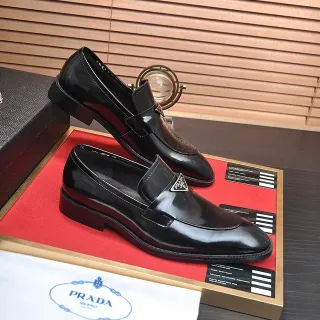 Prada Mocassins en Cuir Patenté Noir à Bout Pointu