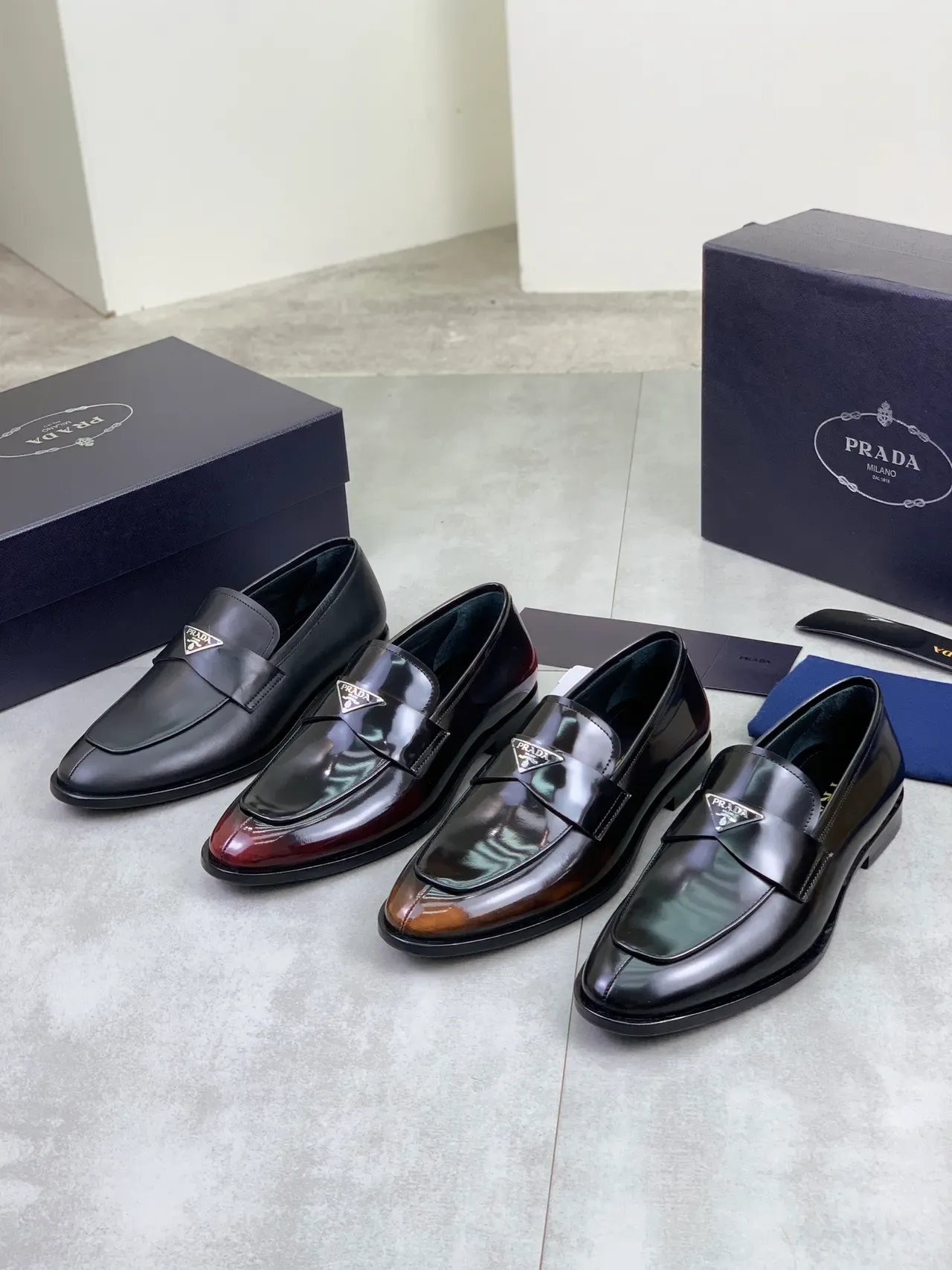 Prada Loafer Preto Couro Suave Placa de Logo Triangular de Metal 2