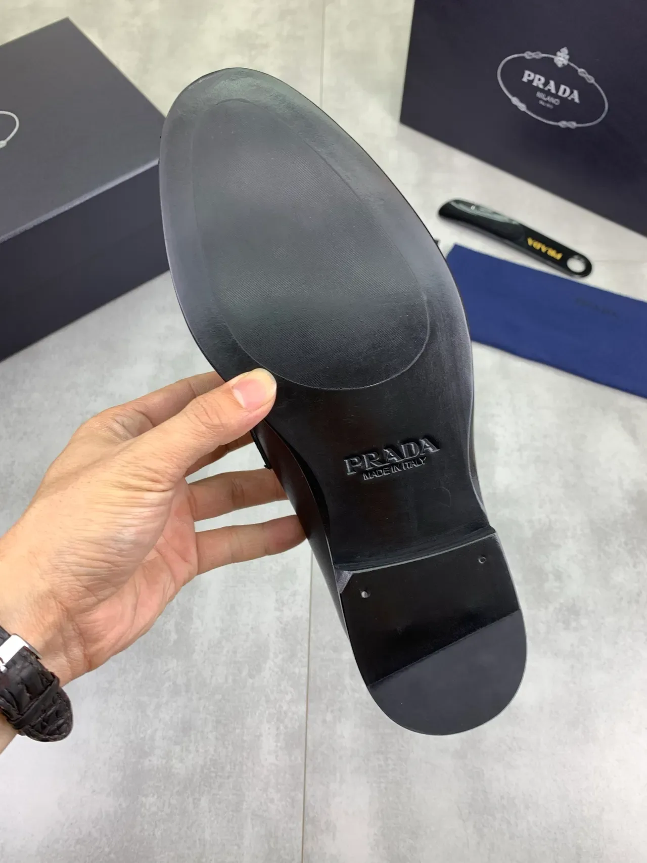 Prada Loafer Preto Couro Suave Placa de Logo Triangular de Metal 4