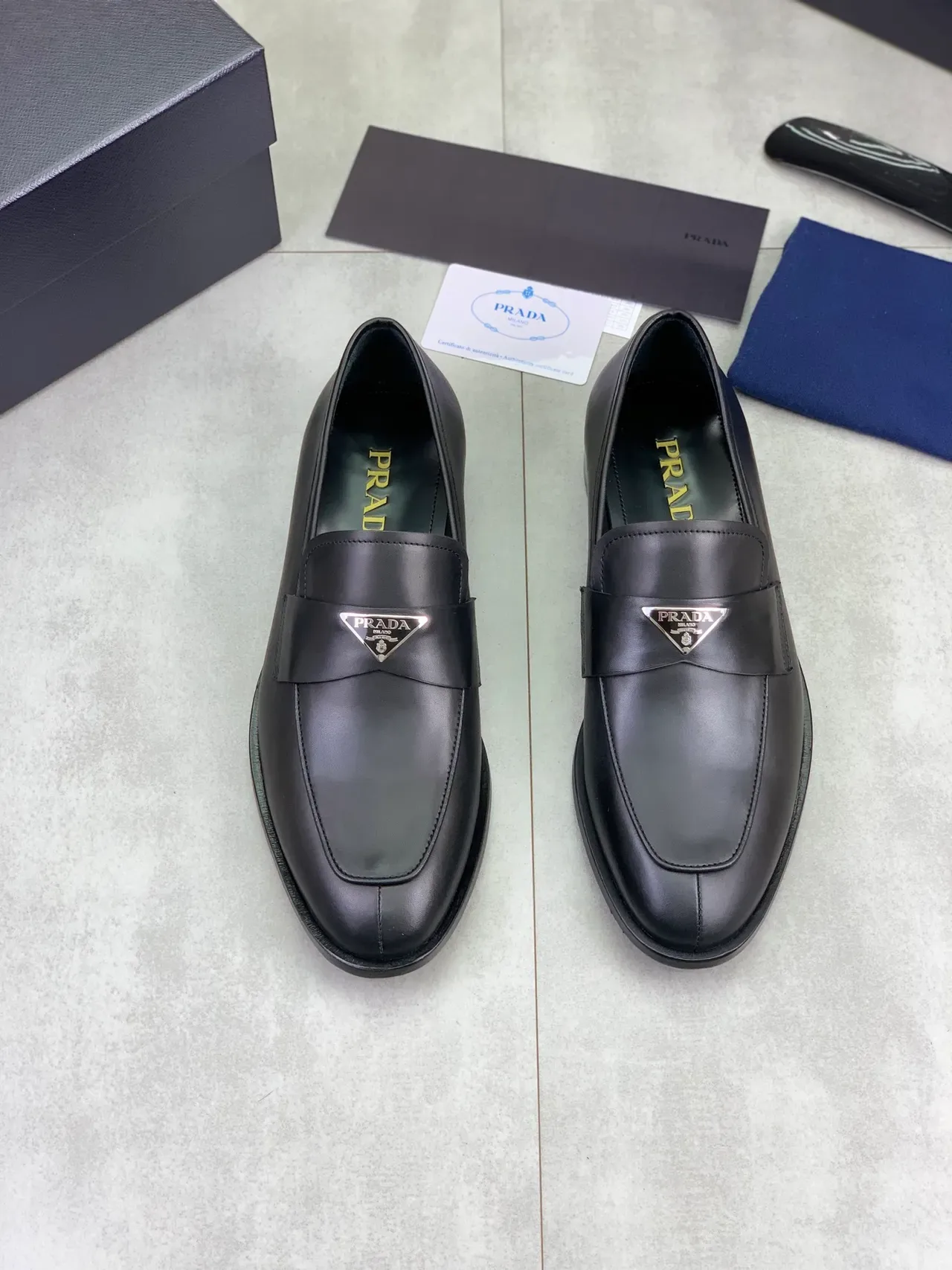 Prada Loafer Preto Couro Suave Placa de Logo Triangular de Metal 5