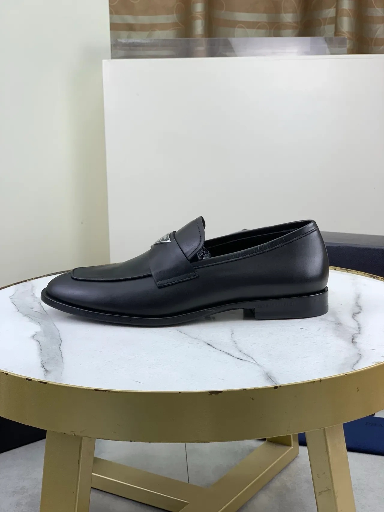 Prada Loafer Preto Couro Suave Placa de Logo Triangular de Metal 6