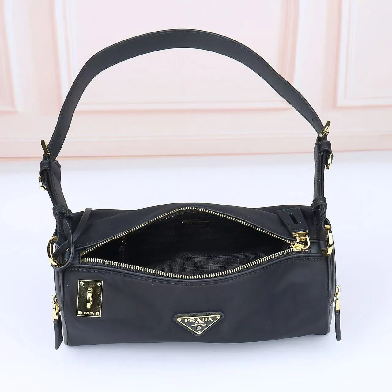 Prada Re-Edition 2005 黑色尼龙腋下包 2
