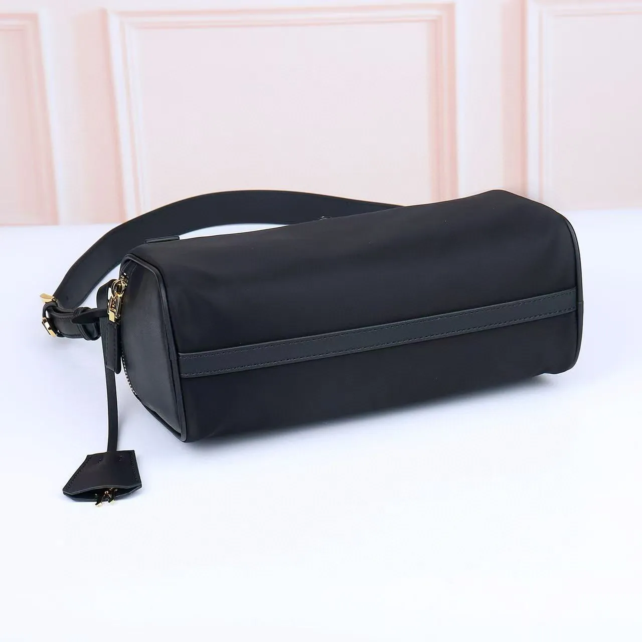 Prada Re-Edition 2005 黑色尼龙腋下包 3