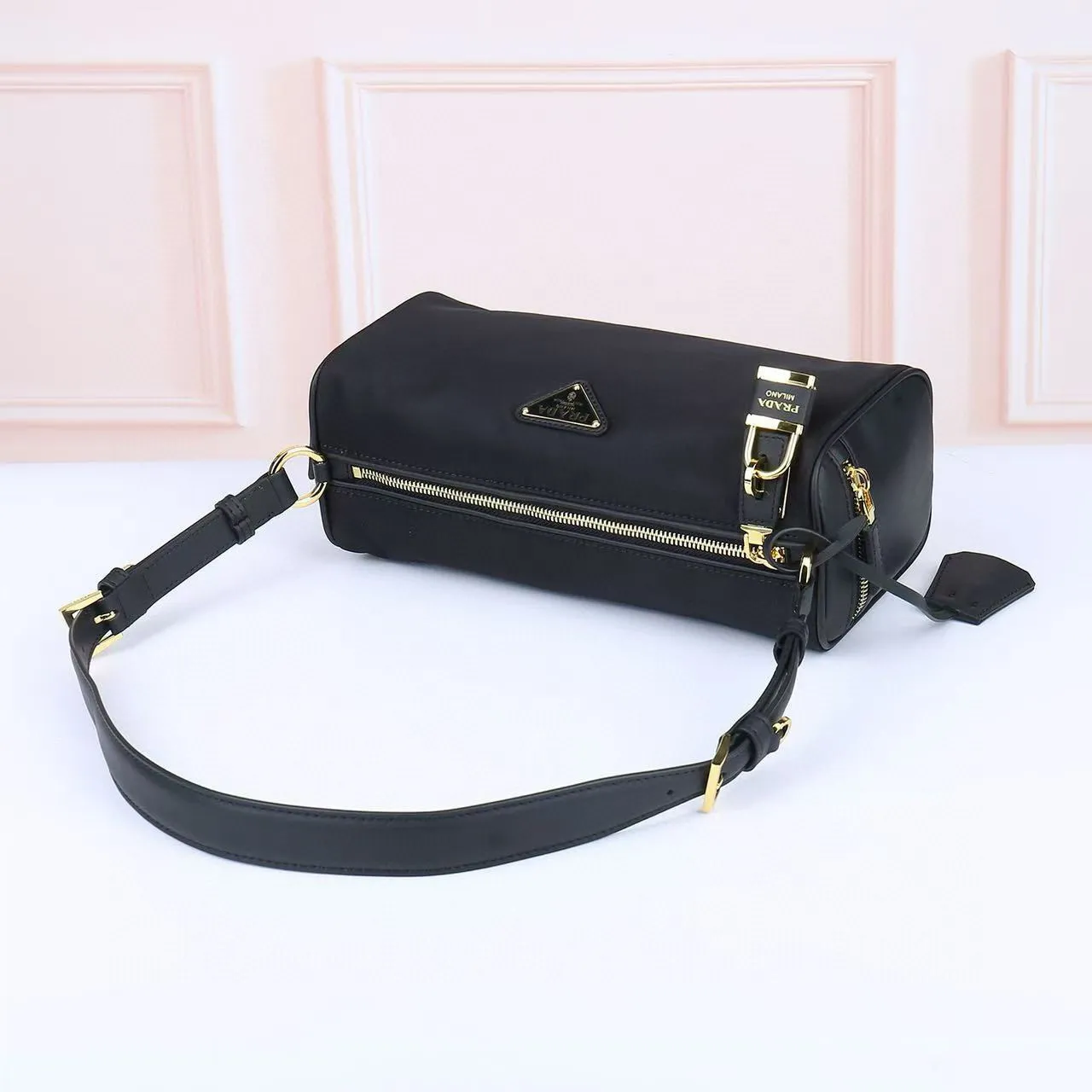 Prada Re-Edition 2005 黑色尼龙腋下包 4