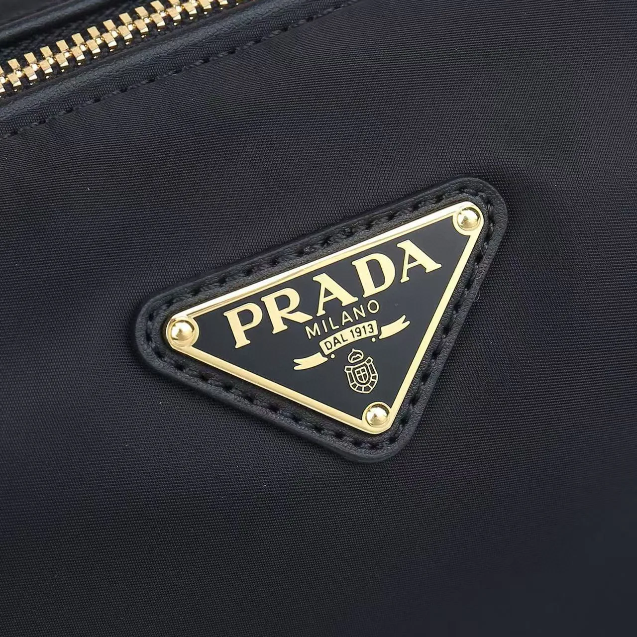 Prada Re-Edition 2005 黑色尼龙腋下包 5