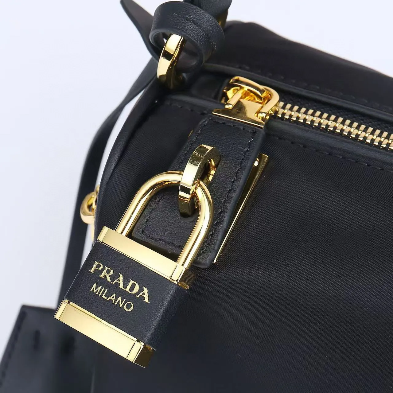 Prada Re-Edition 2005 黑色尼龙腋下包 6