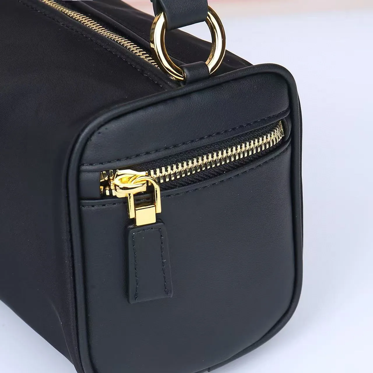 Prada Re-Edition 2005 黑色尼龙腋下包 7