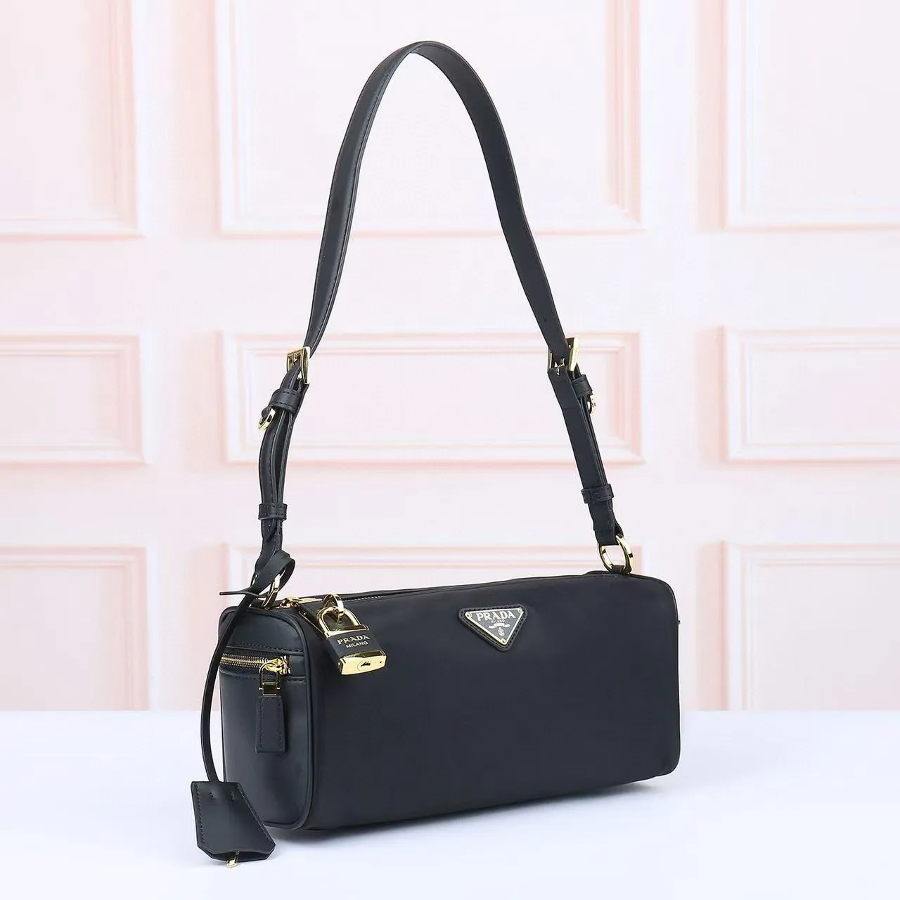 Prada Re-Edition 2005 黑色尼龙腋下包 9