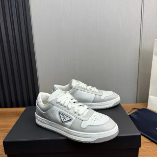 Prada Re-Edition 2005 लाइट ग्रे लेदर लाइफस्टाइल स्नीकर