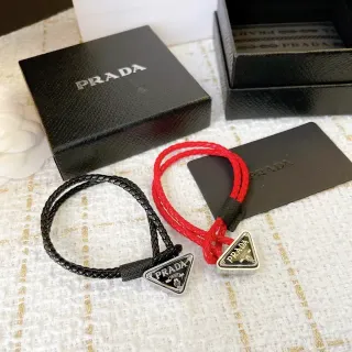 Prada त्रिकोणीय चर्म काला लाल बुना हुआ डोरी त्रिकोणीय धातु कंगन
