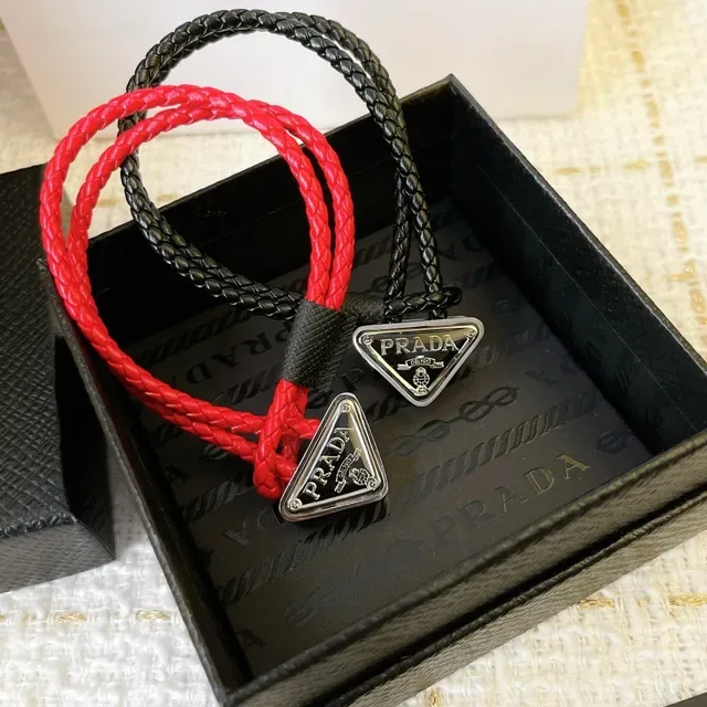 Prada 三角魅力 黑色红色 编织绳 三角金属 手链 3