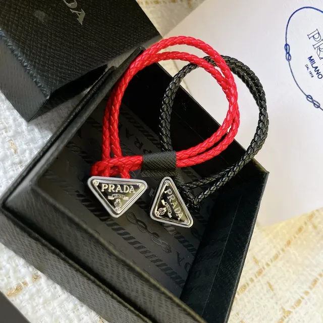 Prada 三角魅力 黑色红色 编织绳 三角金属 手链 4