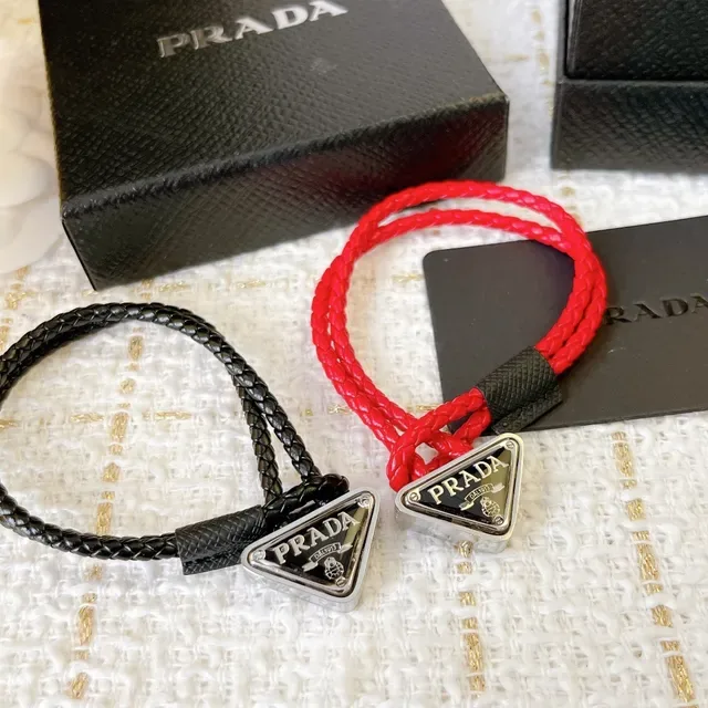 Prada 三角魅力 黑色红色 编织绳 三角金属 手链 5