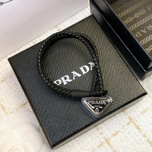 Prada 三角魅力 黑色红色 编织绳 三角金属 手链 6