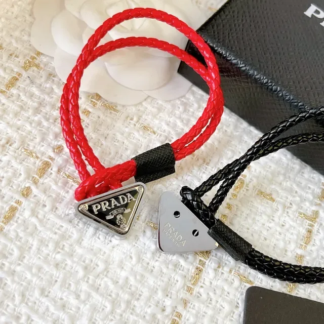 Prada 三角魅力 黑色红色 编织绳 三角金属 手链 7