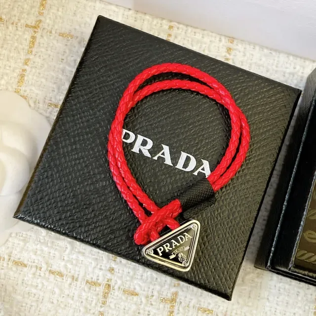 Prada 三角魅力 黑色红色 编织绳 三角金属 手链 8