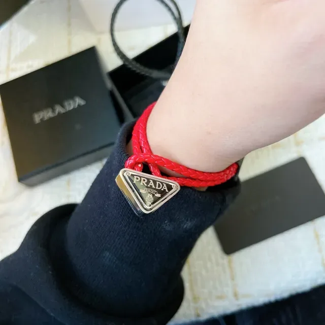 Prada 三角魅力 黑色红色 编织绳 三角金属 手链 9