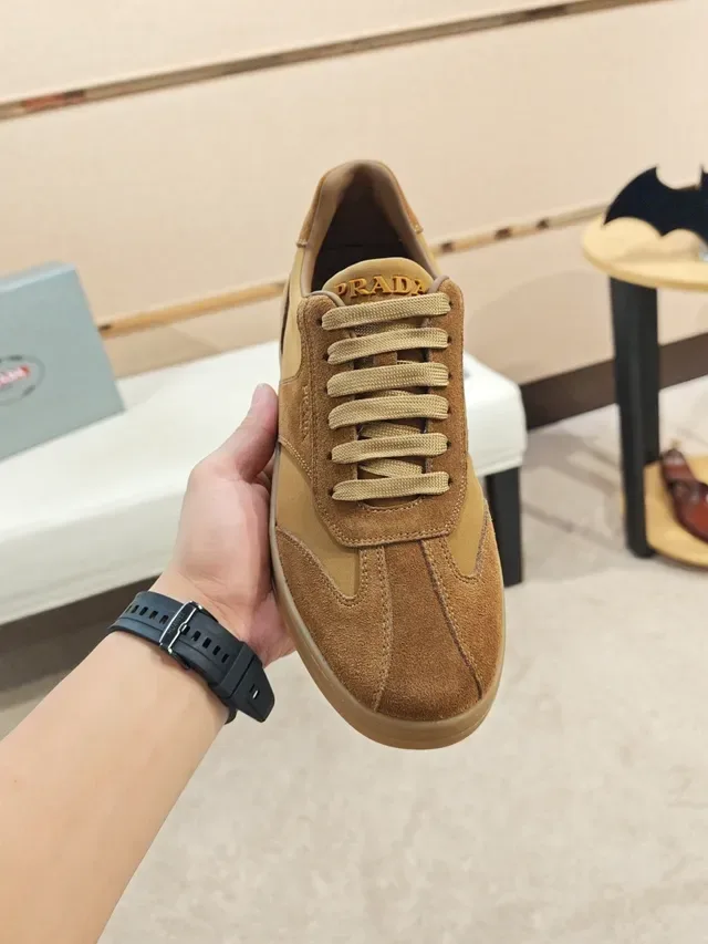 Prada Sneakers Lifestyle en daim et cuir bicolore 5