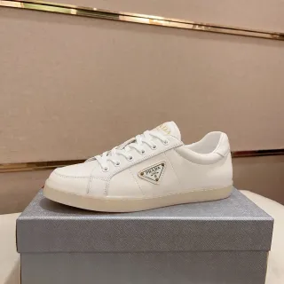 Prada Zapatillas Lifestyle Blancas y Beige con parte superior de cuero y placa de logo triangular