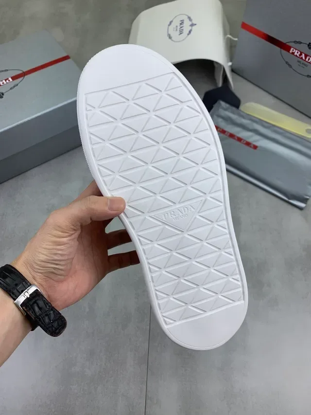 Prada sneakers lifestyle brancas e vermelhas de couro com painel lateral 2