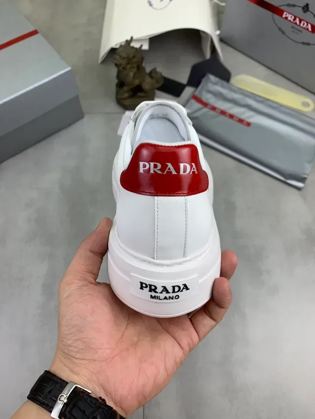Prada sneakers lifestyle brancas e vermelhas de couro com painel lateral 3