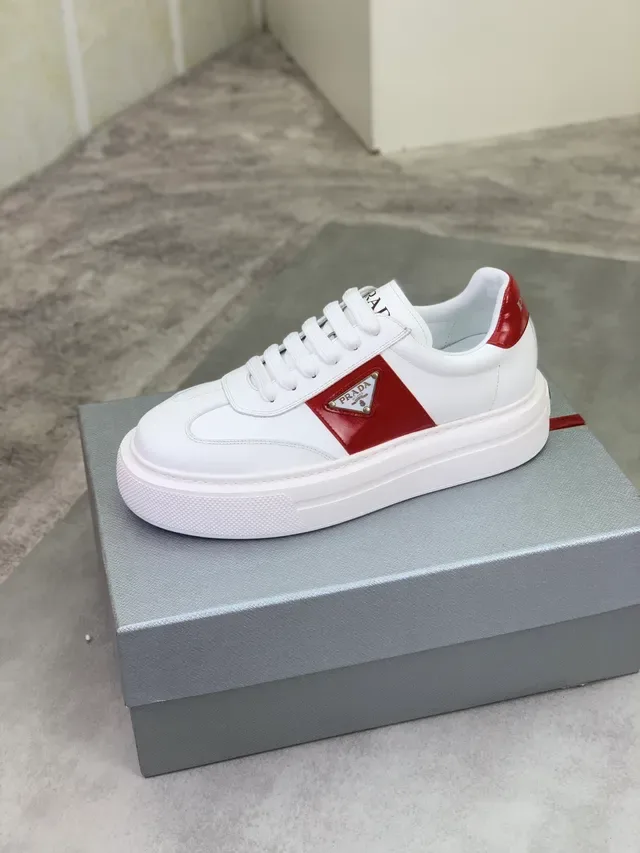 Prada sneakers lifestyle brancas e vermelhas de couro com painel lateral 4