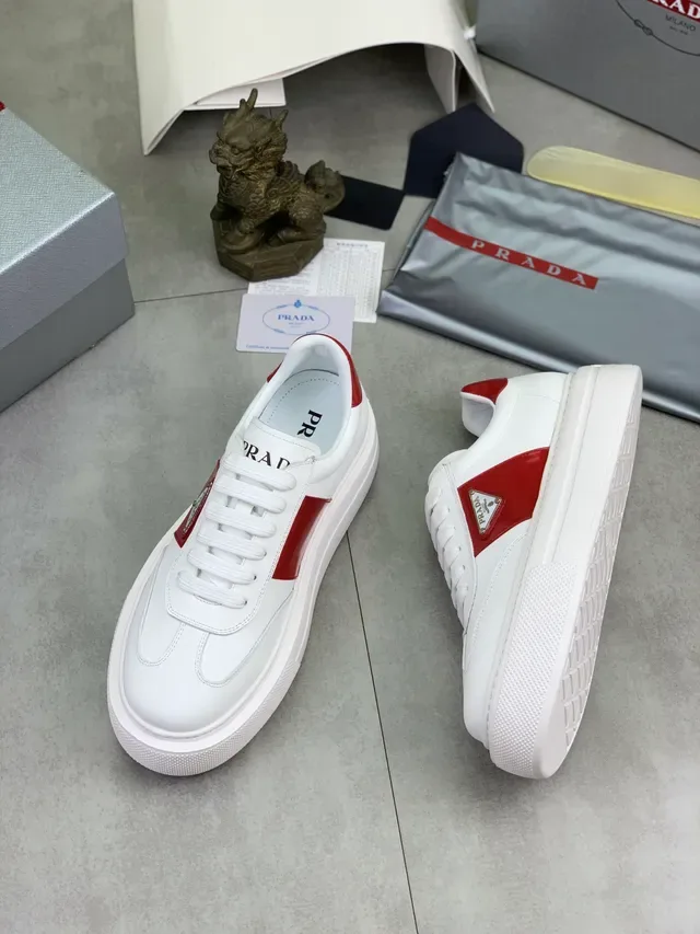 Prada sneakers lifestyle brancas e vermelhas de couro com painel lateral 5