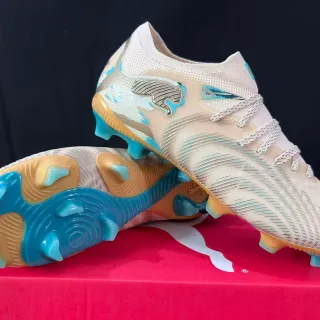 Puma Future Z 米色蓝 针织袜套式上部 纹理脊线细节 钉地足球鞋