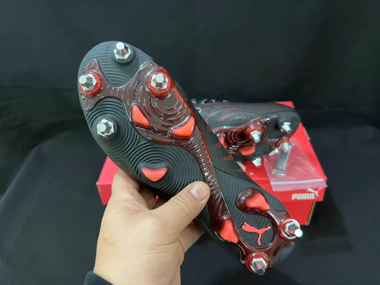 Puma Future Z কালো লাল ফার্ম গ্রাউন্ড ফুটবল জুতা 9