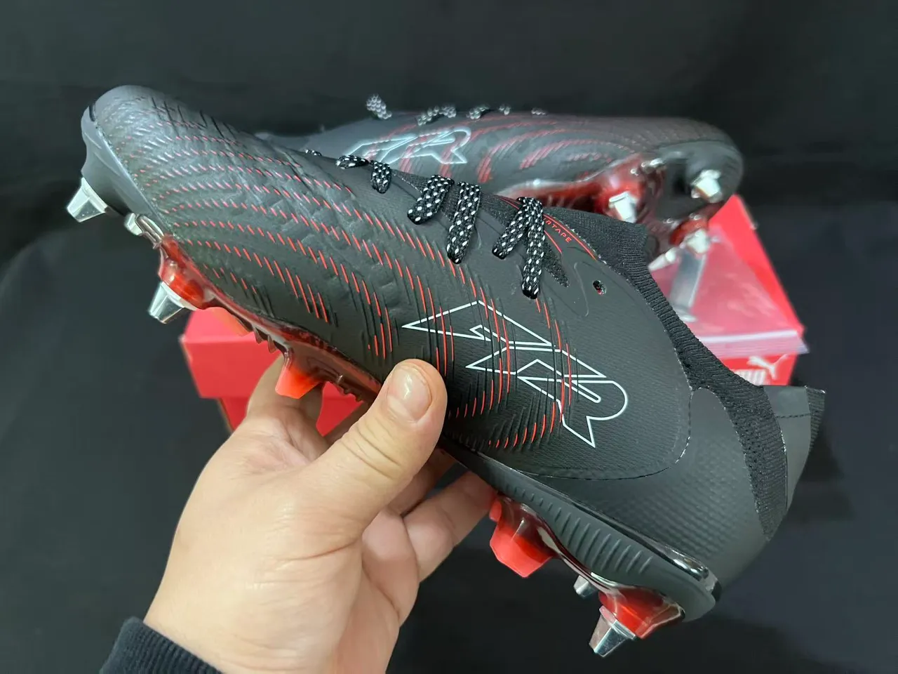Puma Future Z কালো লাল ফার্ম গ্রাউন্ড ফুটবল জুতা 11