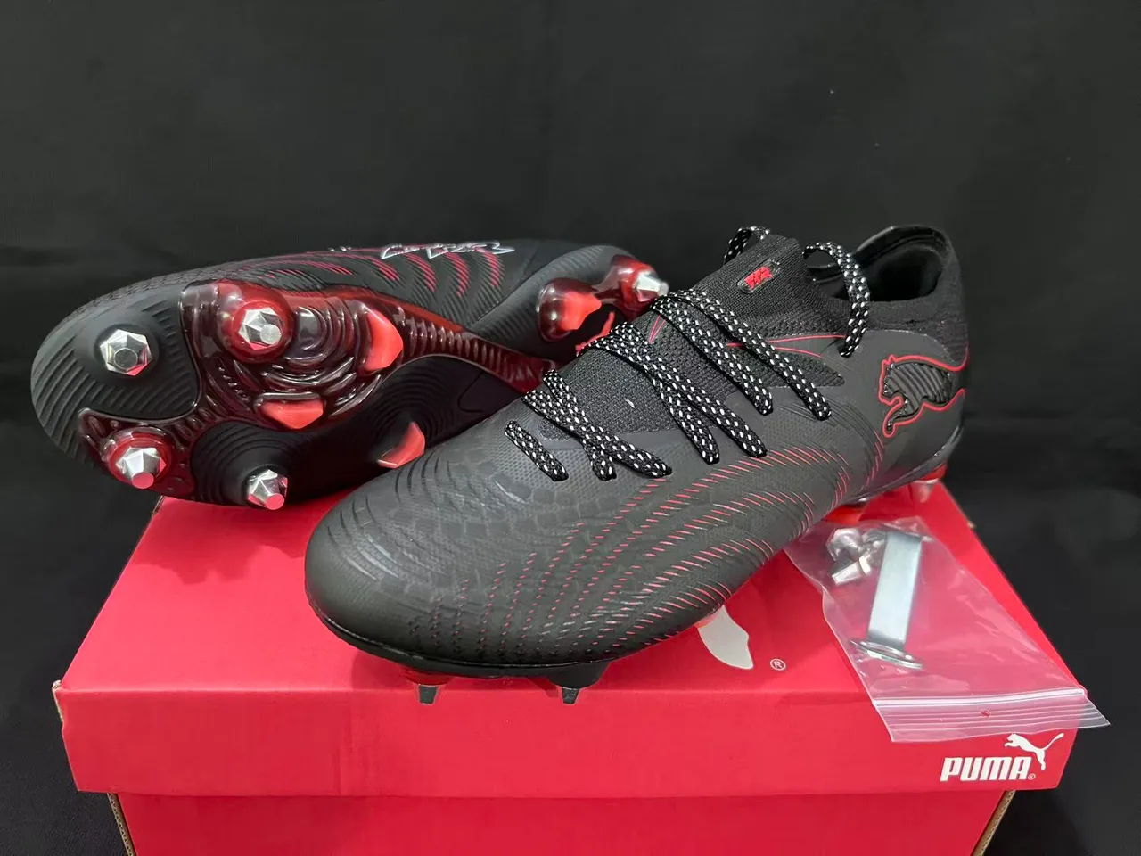 Puma Future Z কালো লাল ফার্ম গ্রাউন্ড ফুটবল জুতা 16