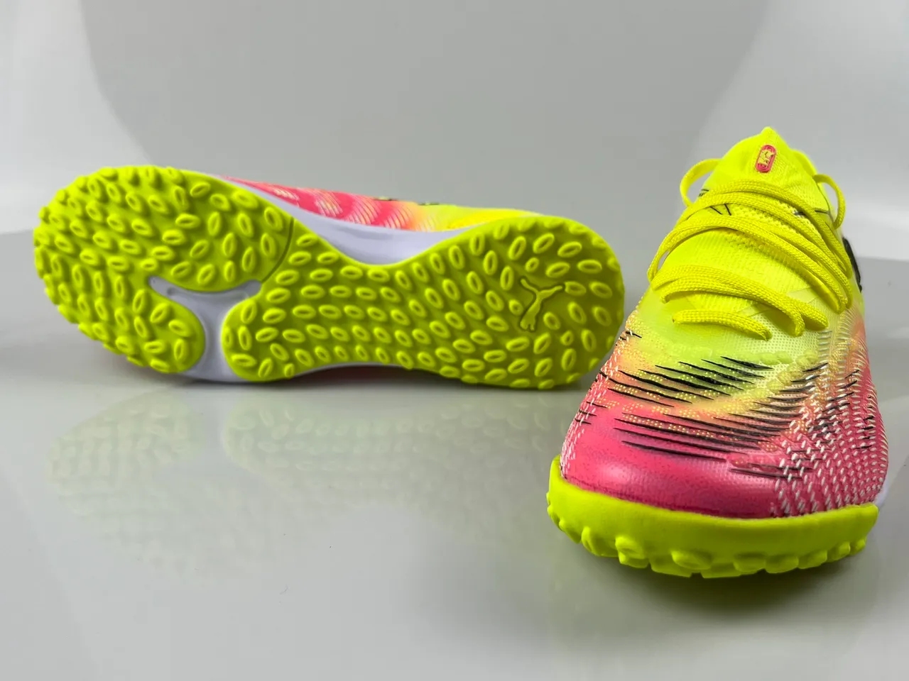 Puma Future Z Zapatos de fútbol para turf amarillo rosa low-cut con upper de gradiente 8