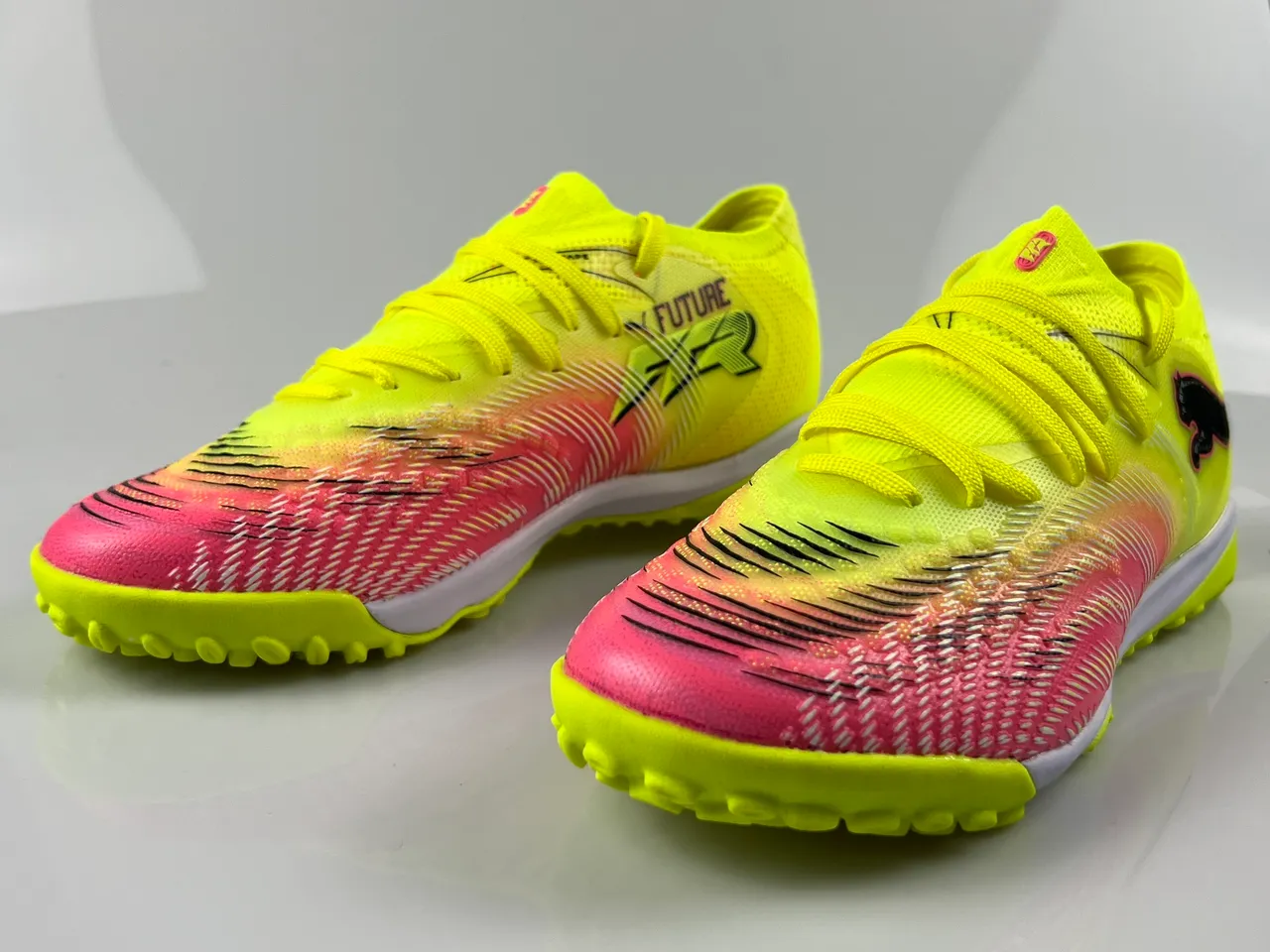Puma Future Z Zapatos de fútbol para turf amarillo rosa low-cut con upper de gradiente 9