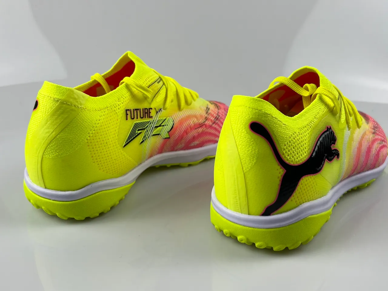 Puma Future Z Zapatos de fútbol para turf amarillo rosa low-cut con upper de gradiente 10