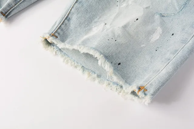 Purple Brand shorts de denim distressed con salpicaduras de pintura y lavado ligero 5