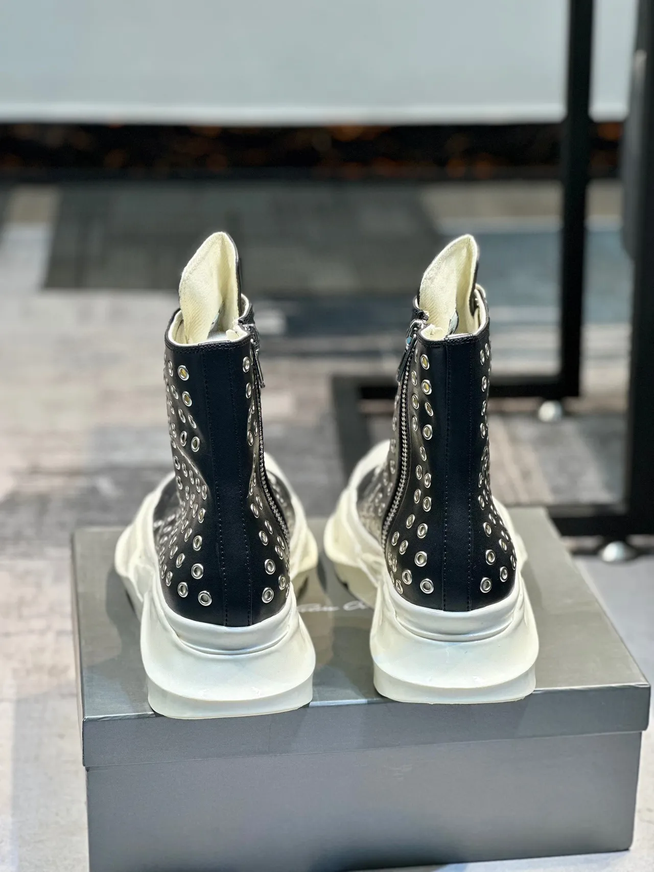 Rick Owens Botines de cheville en cuir clouté sculpté à plateforme noir blanc 2
