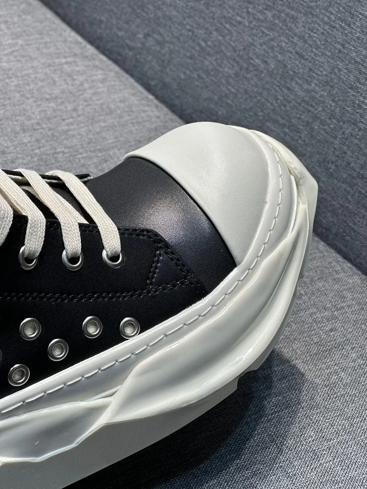 Rick Owens Botines de cheville en cuir clouté sculpté à plateforme noir blanc 4