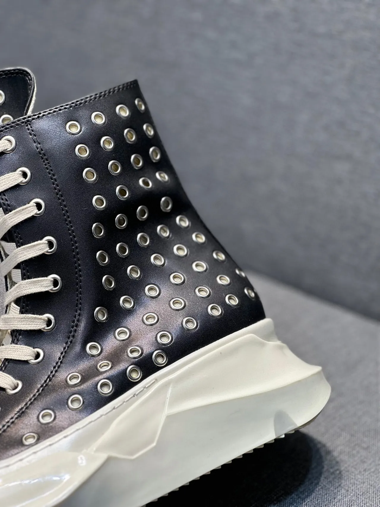 Rick Owens Botines de cheville en cuir clouté sculpté à plateforme noir blanc 8