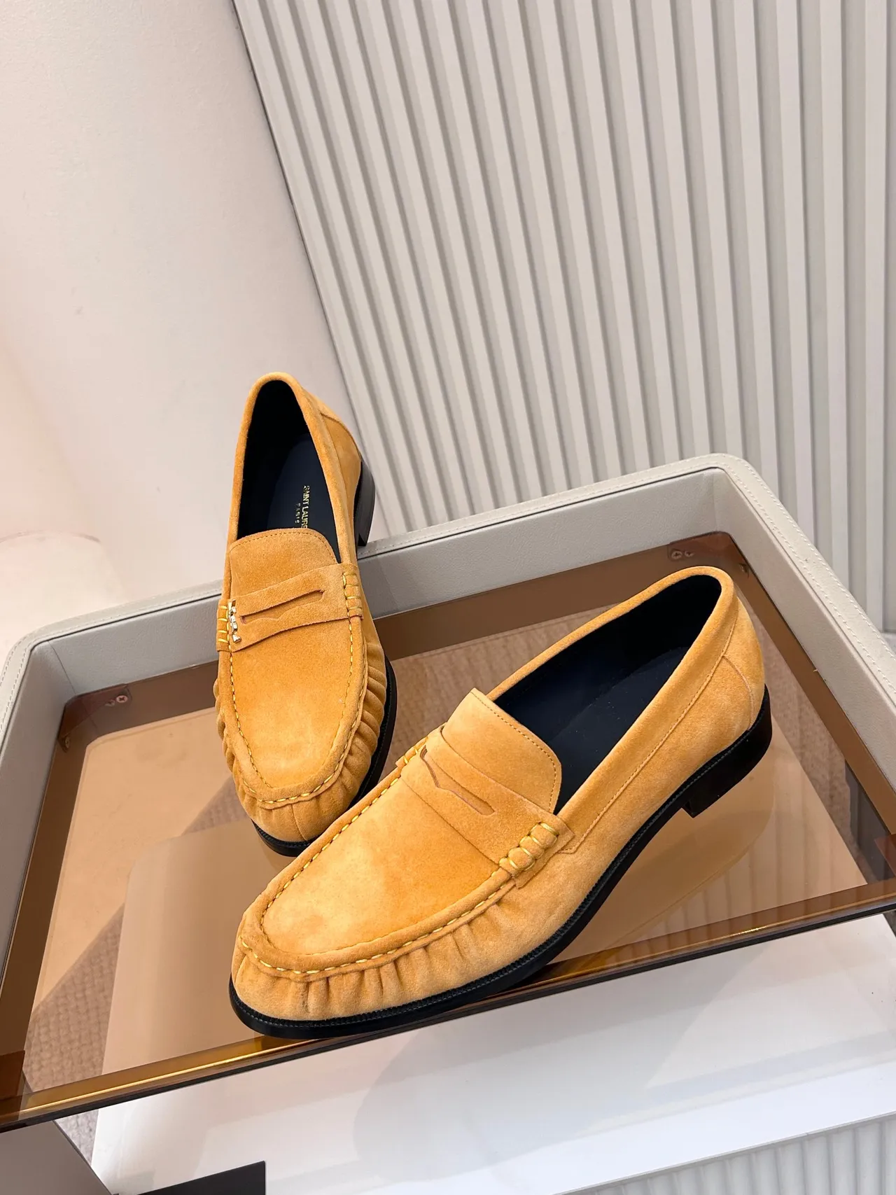 Saint Laurent mocassim amarelo preto camurça superior moc-toe costura mocassim 4