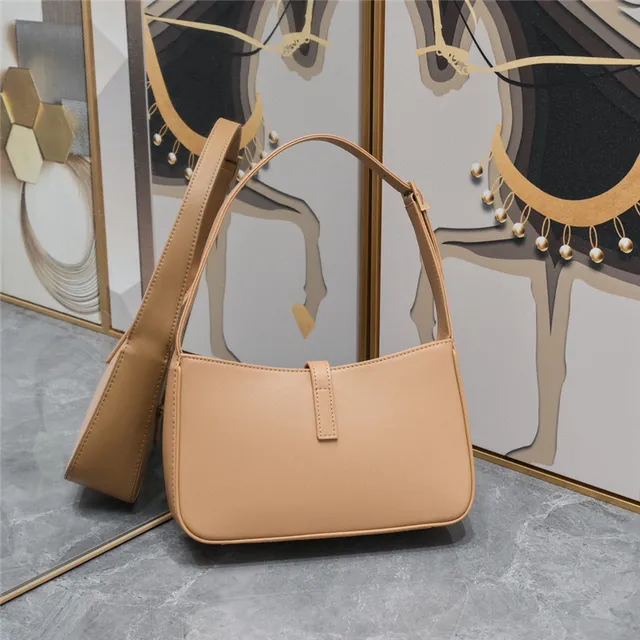 Saint Laurent Loulou Croc-Embossed Preto bolsa hobo 18